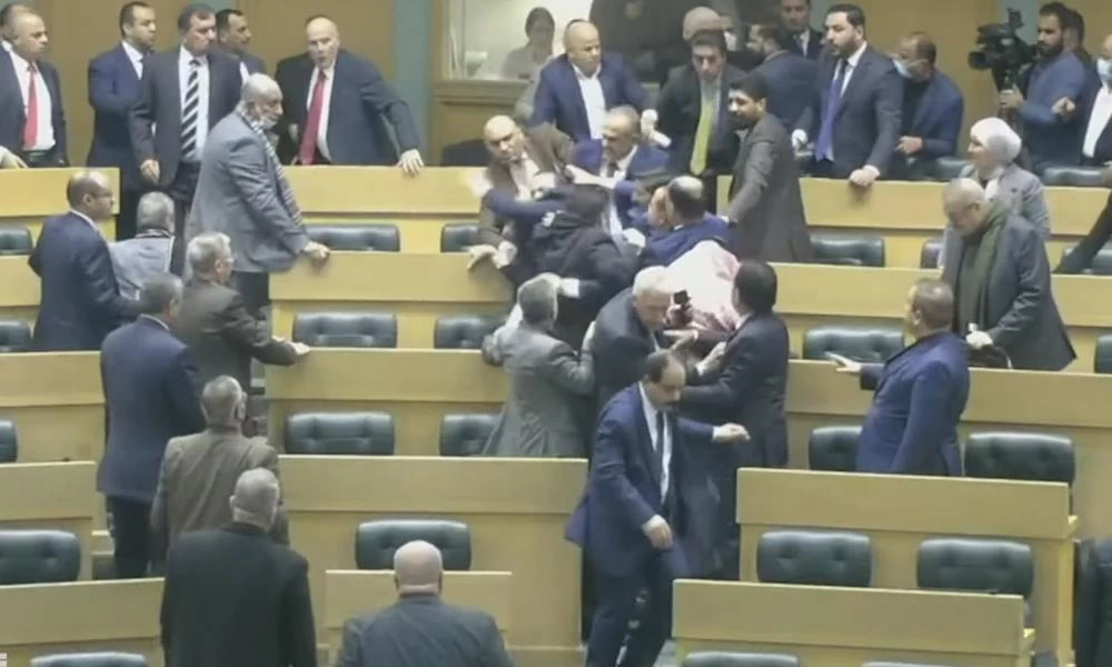 Σκηνές «ροκ» στο κοινοβουλίο στην Ιορδανία: Έπεσαν μπουνιές μεταξύ βουλευτών